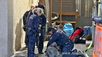 Großeinsatz in Stuttgart: Haus steht in Flammen, Polizei nimmt Messer-Mann fest – zwei Tote