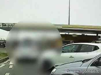 Forza il posto di blocco e investe due sorelle in Autogrill. La follia sulla A22