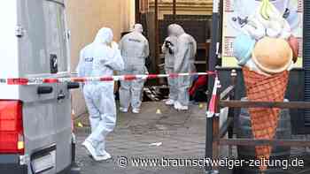 Mann mit Messern vor brennendem Haus - zwei Menschen sterben