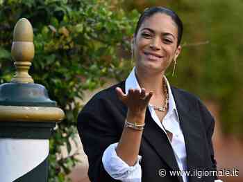 Elodie si lamenta del rumore di tacchi. E la vicina la zittisce così