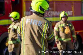 Croydon South End: Man taken to hospital after restaurant fire