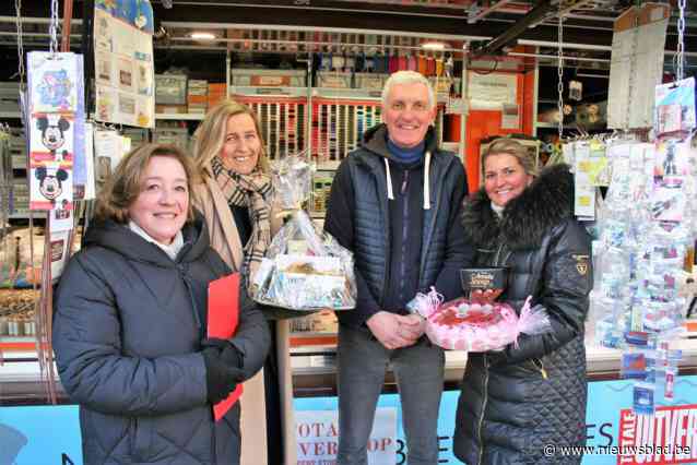 Marktkramer Yves (55) zegt na meer dan dertig jaar zijn kraam vaarwel en maakt opvallende carrièreswitch: “Maar ik zal de klanten nooit vergeten”