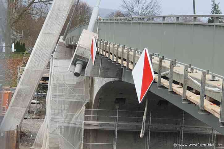 Straßen NRW sperrt Weserbrücke Höxter für Lkw  wegen Statikproblemen