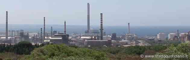 Portovesme, i 4 operai in cassa integrazione rimangono sulla ciminiera a 100 metri. Primi licenziamenti nell’indotto