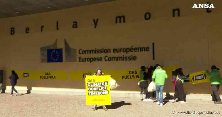 Bruxelles, azione di Greenpeace contro EastMed. Incollato uno striscione all’ingresso della Commissione Ue. “Il gas alimenta la guerra”