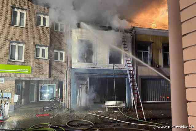 Veel rookontwikkeling tijdens zware woningbrand: “Negen buurtbewoners opgevangen in het gemeentehuis”