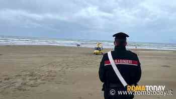 La vedono in mare e provano a salvarla: morta una donna