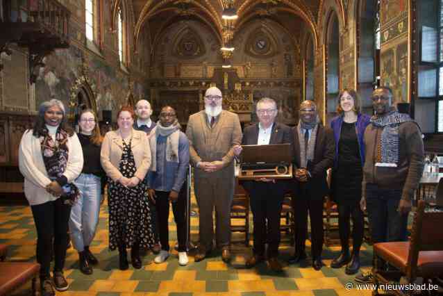 Zusterschool Ebolowa ontvangen op stadhuis