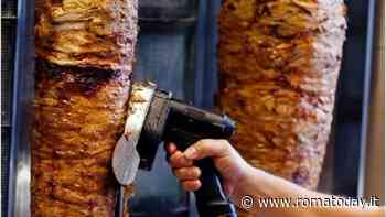 Il rapinatore armato di pistola trovato a mangiare un kebab dopo un colpo