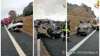 Auto ribaltata in autostrada, ferito 22enne