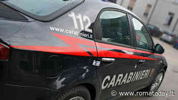 Ubriaco danneggia la camera dell'hotel e si scaglia contro i carabinieri