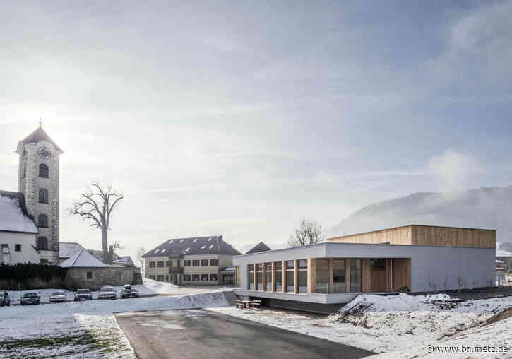 Die Dorfmitte ergänzt
 - Feuerwehr in Obermühlbach von Scheiberlammer Architekten