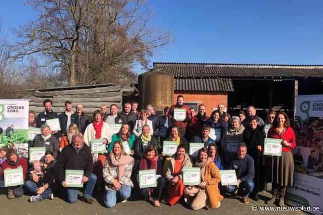 Uithangborden maken zorgboerderijen een pak zichtbaarder: “Landbouwers bieden zorg op maat aan”