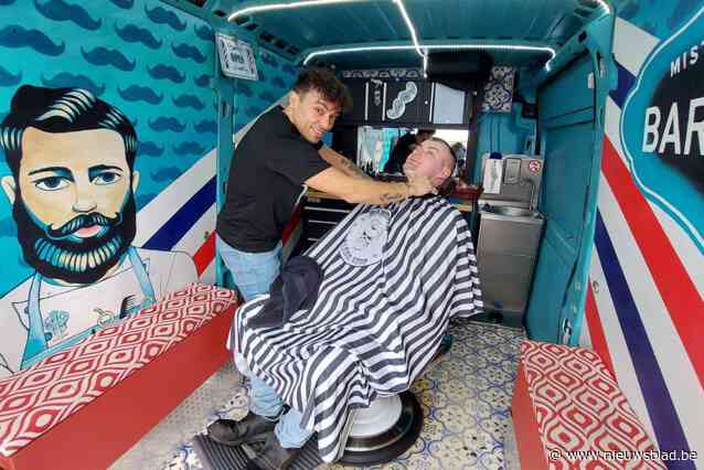 Barbier Snor kapt en scheert klanten in een omgebouwde camionette: “Een idee uit de States dat twintig jaar gerijpt heeft”