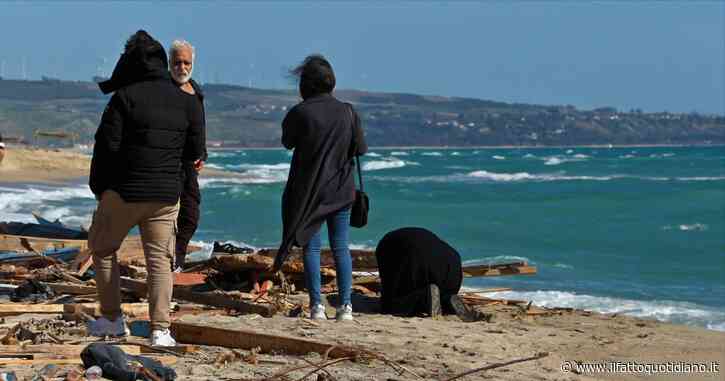 Naufragio di Crotone, i familiari delle vittime cercano gli oggetti dei propri cari sulla spiaggia di Cutro