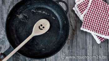 Die Gusseisenpfanne soll wieder richtig sauber werden? Ein wenig Spülmittel schadet nicht