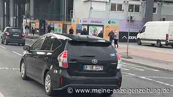 Immer häufiger zu sehen: Was bedeuten blaue Aufkleber beim Auto?