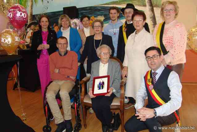 Margaretha blaast 100 kaarsjes uit