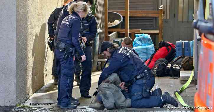 Mann soll Mitbewohner erstochen und Wohnung angezündet haben