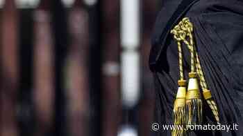 Calci e pugni al convivente e ai loro tre figli di 12, 11 e 2 anni