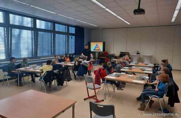 FW-KLE: Wie die Feuerwehr arbeitet/ Die Freiwillige Feuerwehr Bedburg-Hau zeigt Grundschülern, was sie tut und wie man im Notfall reagiert