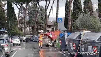 Monta la protesta dei lavoratori inidonei di Ama: "Schiena rotta e lasciati senza stipendio"