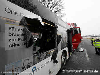 Frontalzusammenstoß: 28 Verletzte nach schwerem Bus-Unfall