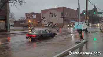 Traffic light pole falls at Washington, Broadway