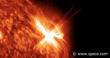 Sun unleashes powerful X2-class flare (video)