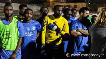 I calciatori della Liberi Nantes con il lutto al braccio: “Onoriamo le vittime del naufragio”