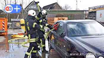 Feuerwehr Molfsee kämpft mit Löschlanze gegen brennende E-Autos