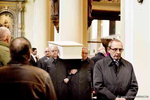 Honderden mensen nemen afscheid van abt Leo in zijn abdijkerk: “Zijn betrokkenheid bij de mensen maakten hem zeer geliefd”