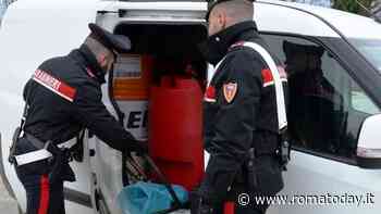Taniche e pompa elettrica per rubare carburante al distributore