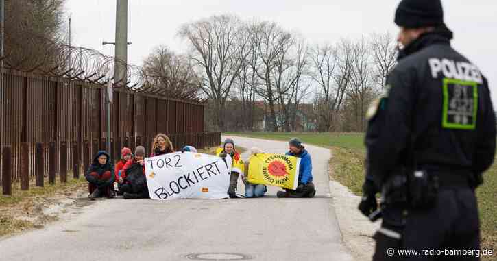Atomkraftgegner demonstrieren gegen AKW Isar II