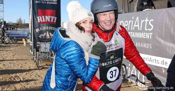 Prominente fahren Hundeschlitten-Rennen für guten Zweck
