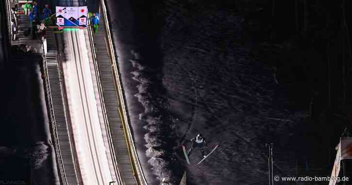 Deutsche Skispringer zur Halbzeit im Team auf Rang vier