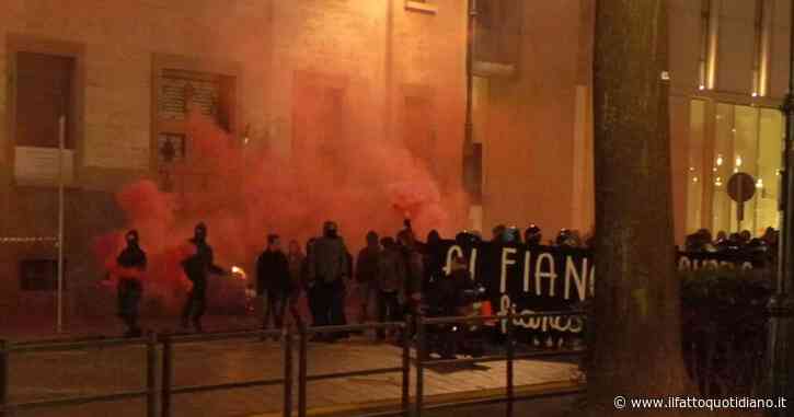 Torino, tensione alla manifestazione degli anarchici in corteo per Cospito. Danneggiata una banca, lanci di bombe carta