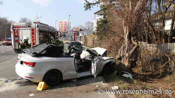 Mann (27) aus Unterreit prallt mit Audi frontal gegen Baum und wird schwer verletzt