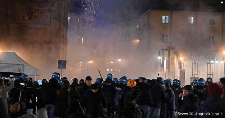 Fumogeni, petardi e vetrine infrante al corteo di Torino per Cospito. La polizia usa idranti e lacrimogeni