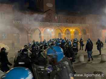 "Se Alfredo muore ve la facciamo pagare". Guerriglia a Torino al corteo per Cospito