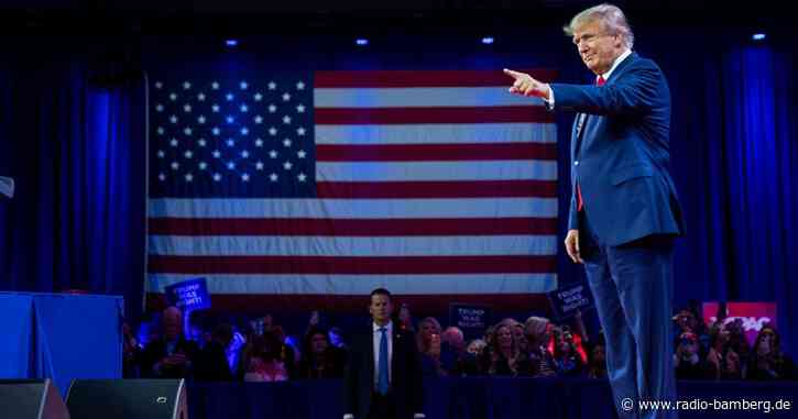 Hetze und Verschwörungstheorien bei Treffen der Trump-Fans