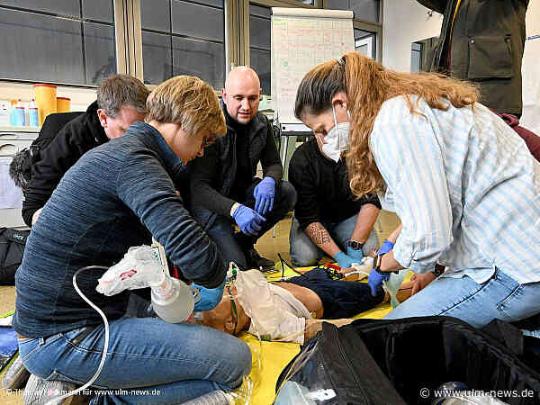 Fuß von Kind in Rasemäher