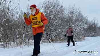 Blind Quebecers learn cross-country skiing in Bromont