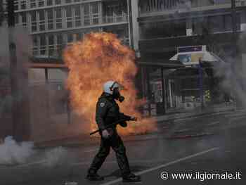 Atene messa a ferro e fuoco: scontri tra polizia e manifestanti