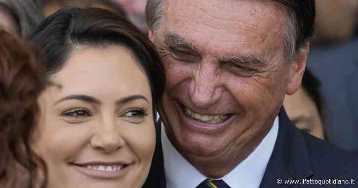 Brasile, gioielli regalati dall’Arabia saudita (e sequestrati) alla moglie di Bolsonaro: un nuovo scandalo travolge l’ex presidente