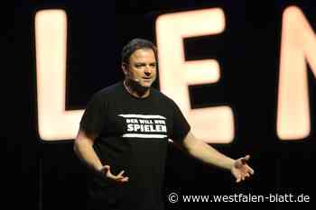 Hundeexperte Martin Rütter „spielt“ in der Delbrücker Stadthalle mit mehr als 1000 Besuchern