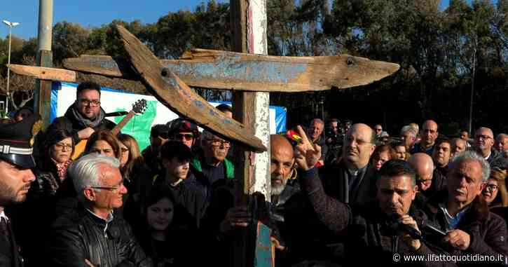 Via Crucis a Steccato di Cutro, in processione la croce realizzata con pezzi del barcone: “Ci inorridiscono morti come questi”