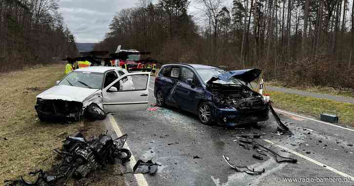 Schwerer Verkehrsunfall auf der Straße zwischen Bamberg und Pödeldorf am Nachmittag