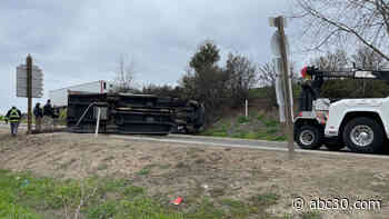 16 teenagers involved in overturned bus accident on Highway 99 off-ramp in Merced