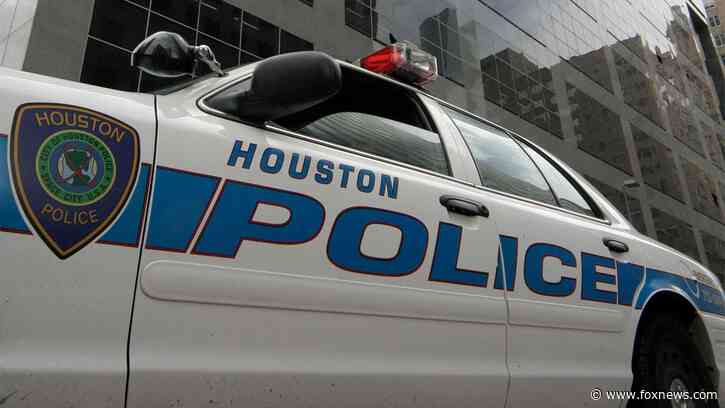 Two suspects shoot robbery victim and flee on foot as getaway car stalls: police